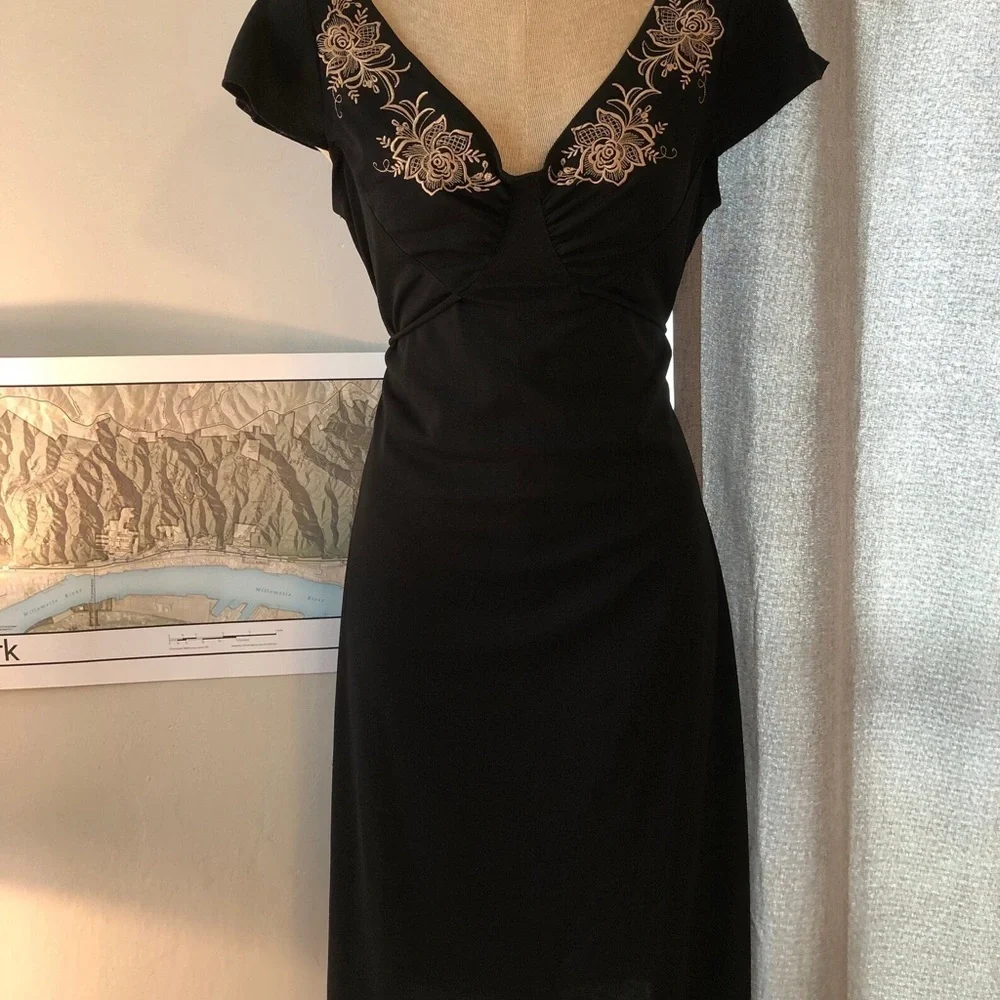 Vintage La Belle rose-embroidered black dress | Size Med - Picture 1 of 10
